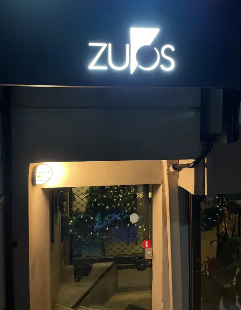 Φωτεινή επιγραφή Ζυγός στην είσοδο του μαγαζιού στο Αίγιο