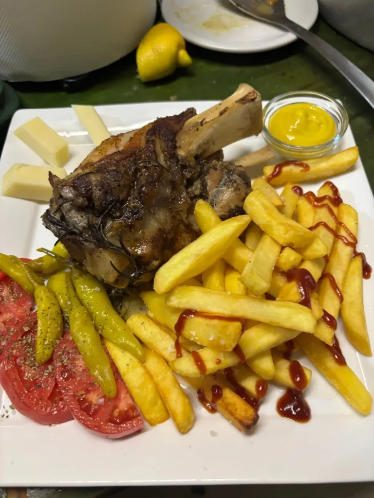 Ψητό κότσι με πατάτες, ντομάτα και πεπερόνια στον Ζυγό στο Αίγιο