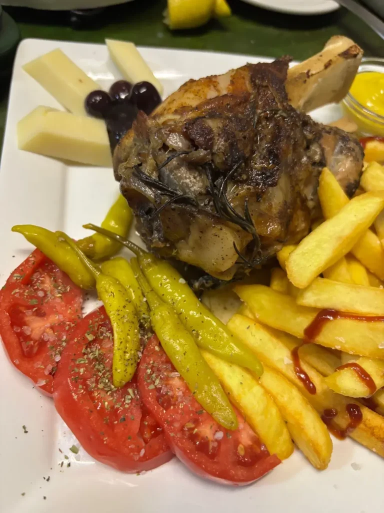 Κότσι με τυρί, ελιές και πατάτες στον Ζυγό στο Αίγιο