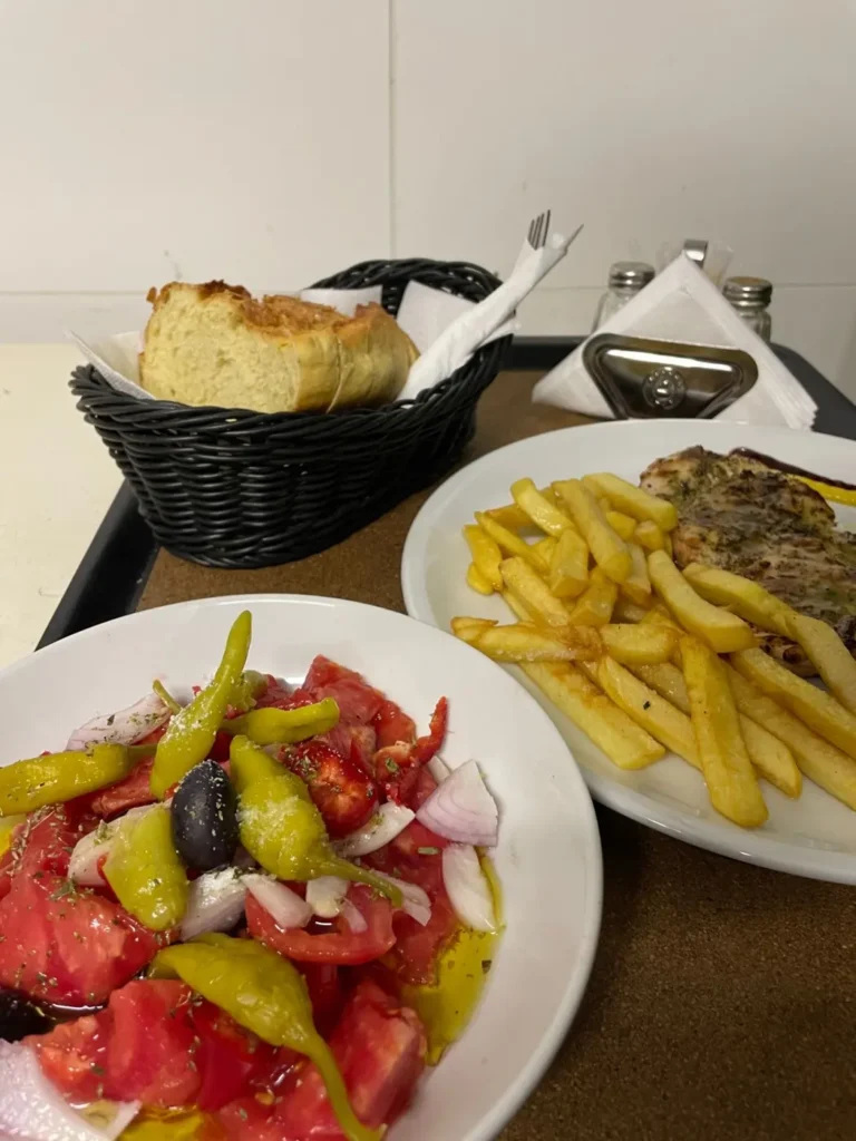 Χωριάτικη σαλάτα, ψωμί και κοτόπουλο με πατάτες στον Ζυγό στο Αίγιο